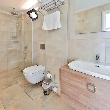 3 Bedrooms With Sea View Private Pool And Jacuzzi At 3 Km Away From The 4*